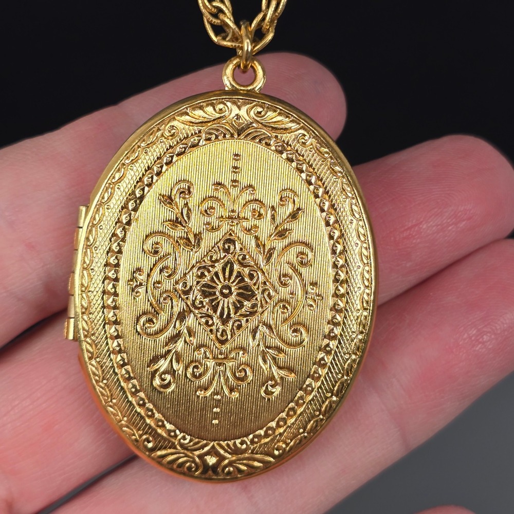 Crown Trifari Gold Tone Embossed Floral Oval Locket Necklace 28 Inch Rope Chain